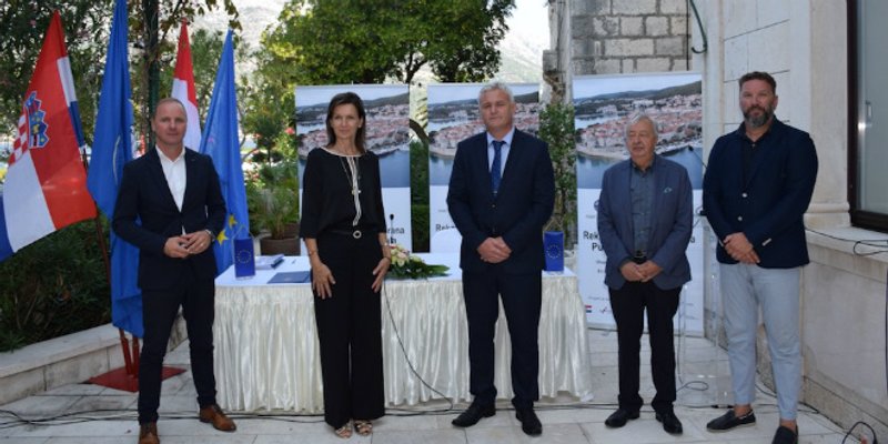 FOTOGALERIJA Potpisan ugovor za rekonstrukciju lukobrana Puntin