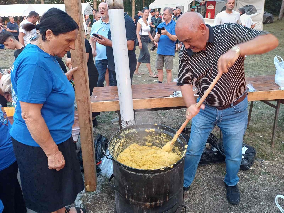 Mirisi komina, stara jela i pjesma do kasno u noć: Tijarica pokazala zašto njezina fešta privlači mnoge