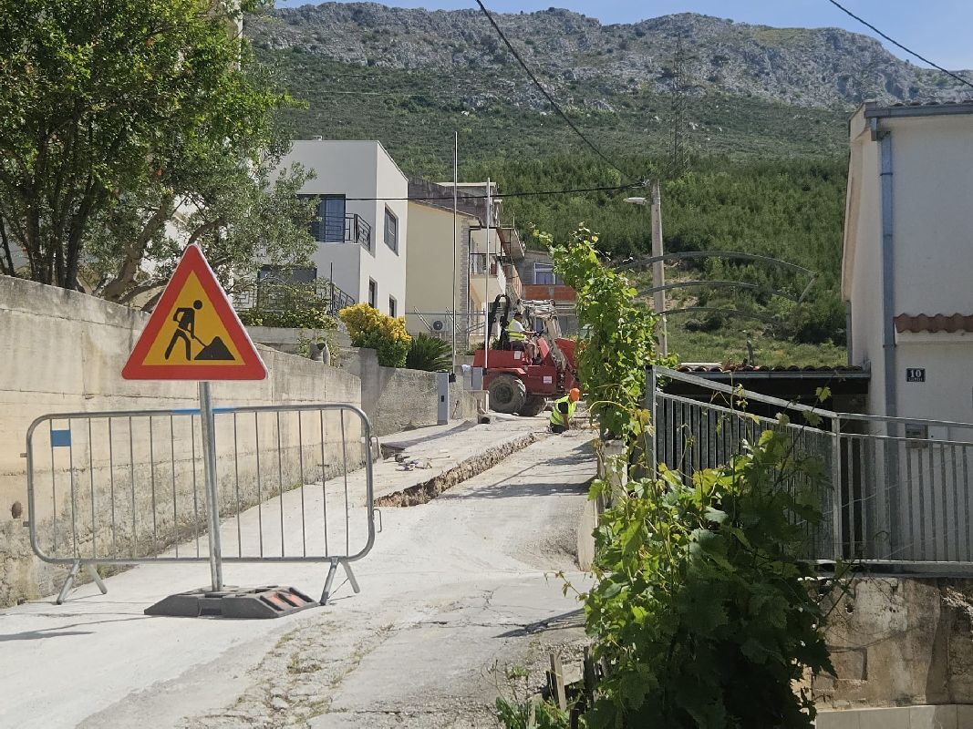 Podstrana, stigli bageri