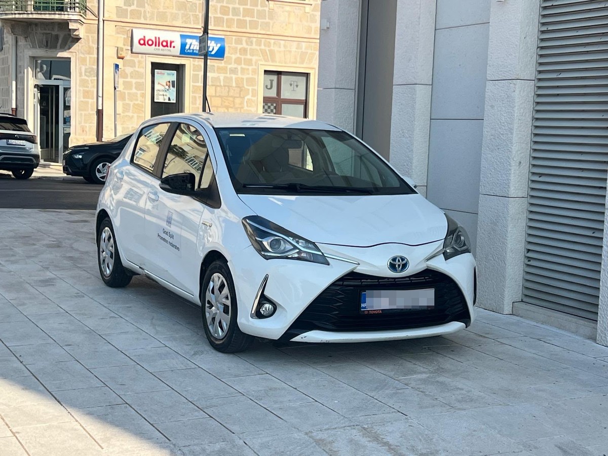 Na Zapadnoj obali: Prometni redar parkirao automobil na površini popločanoj kamenom