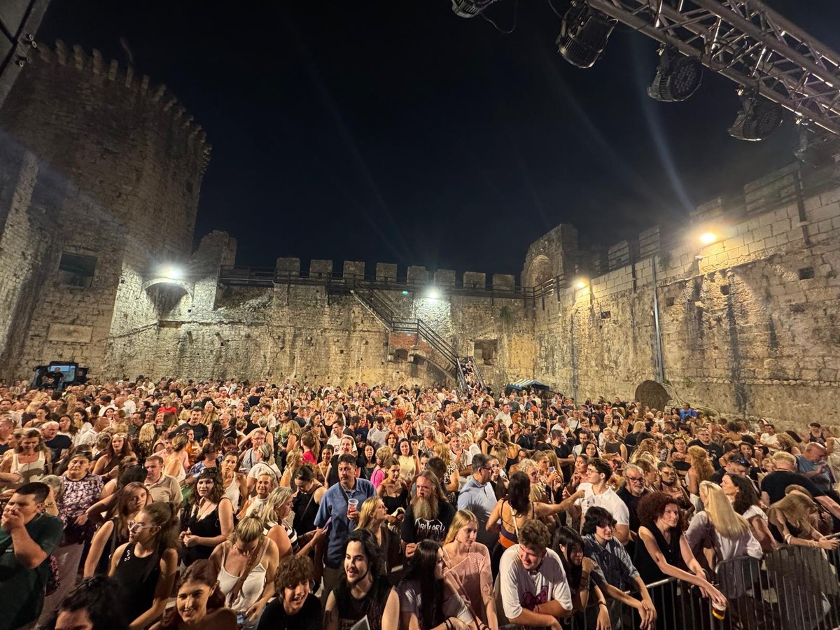 VIDEO Bajaga započeo koncert, Trogir ga dočekao gromoglasnim pljeskom