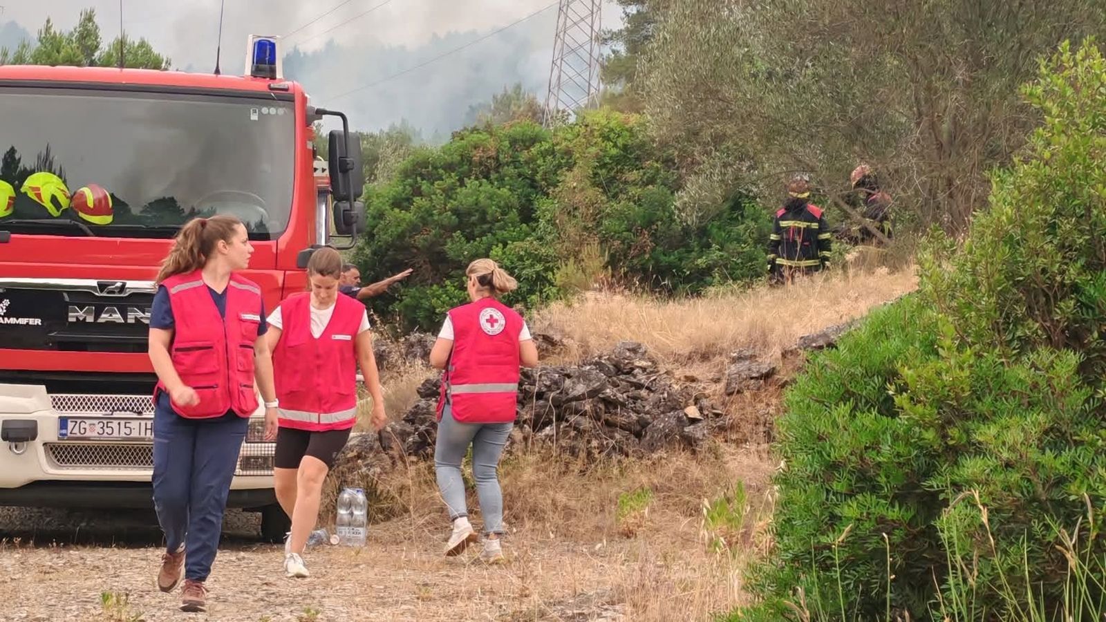 Požar na području Blata i Smokvice pod kontrolom: Vatrogasci i dalje dežuraju na terenu
