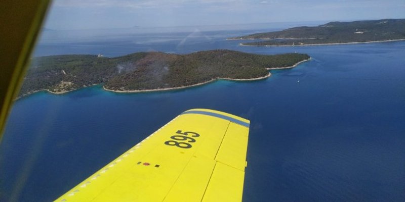 Airtractor i danas gasi Brač