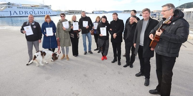 ŠOU U GRADSKOJ LUCI Javno je Dobro dijelilo spomenice, klapa Iskon pjevala Meri Cetinić i EKV