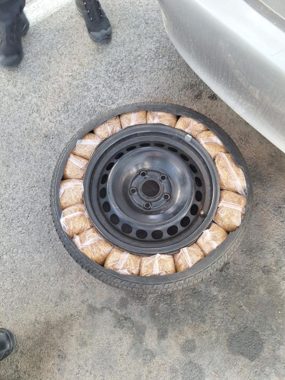 FOTO Imotska policija zaplijenila gotovo 40 kilograma duhana u jednom autu!