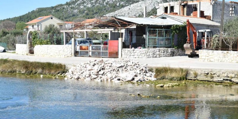 FOTOGALERIJA Na rivi u Seget Vranjici u more bacili veću količinu šuta