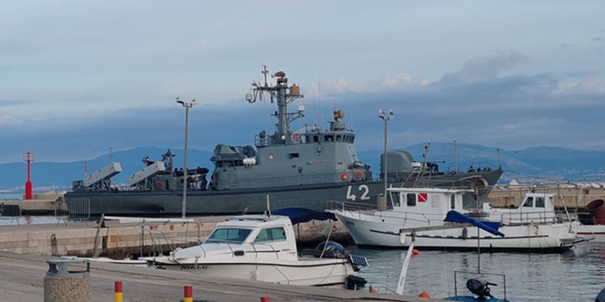 JUTRO U SUPETRU Komunalci u akciji ukanjanja grbova Škabrnje i Vukovara, sve je puno policije, a uplovila i raketna topovnjača