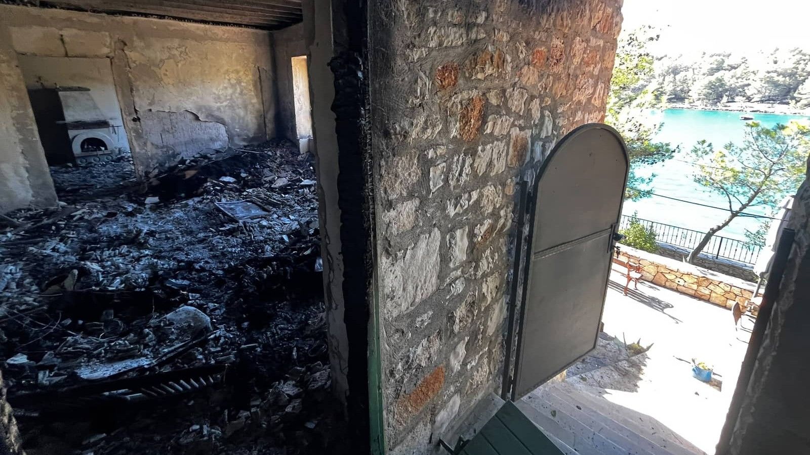 FOTO/VIDEO Požar progutao konobu na području Milne, zastrašujuće je što je ostalo od nje