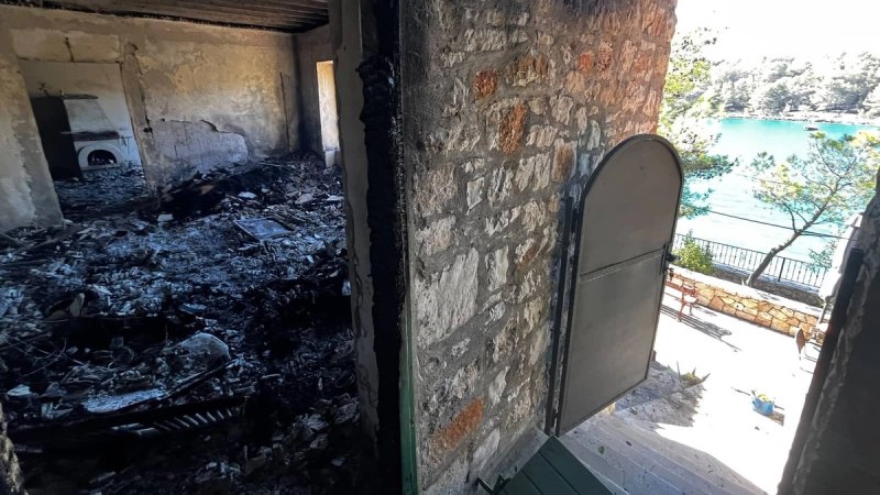 FOTO/VIDEO Požar progutao konobu na području Milne, zastrašujuće je što je ostalo od nje