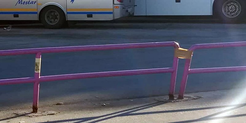 SLIKA SPLITSKOG KOLODVORA: Ruzinom nagrizena ograda zalijepljena - selotejpom!