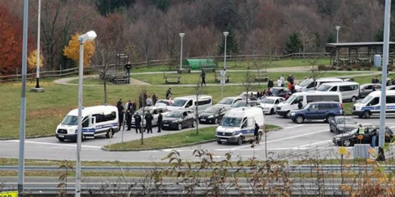 ČITATELJ NAM JE POSLAO FOTOGRAFIJE 'Pogledajte kako policija maltretira navijače, ljudi opet neće stići na utakmicu'