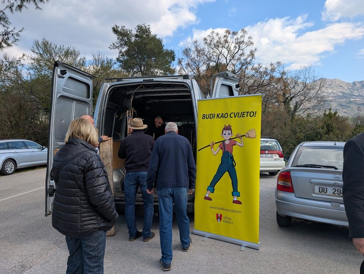 Kakva gužva! Cvijeto podijelio šipke i smokve Konavljanima