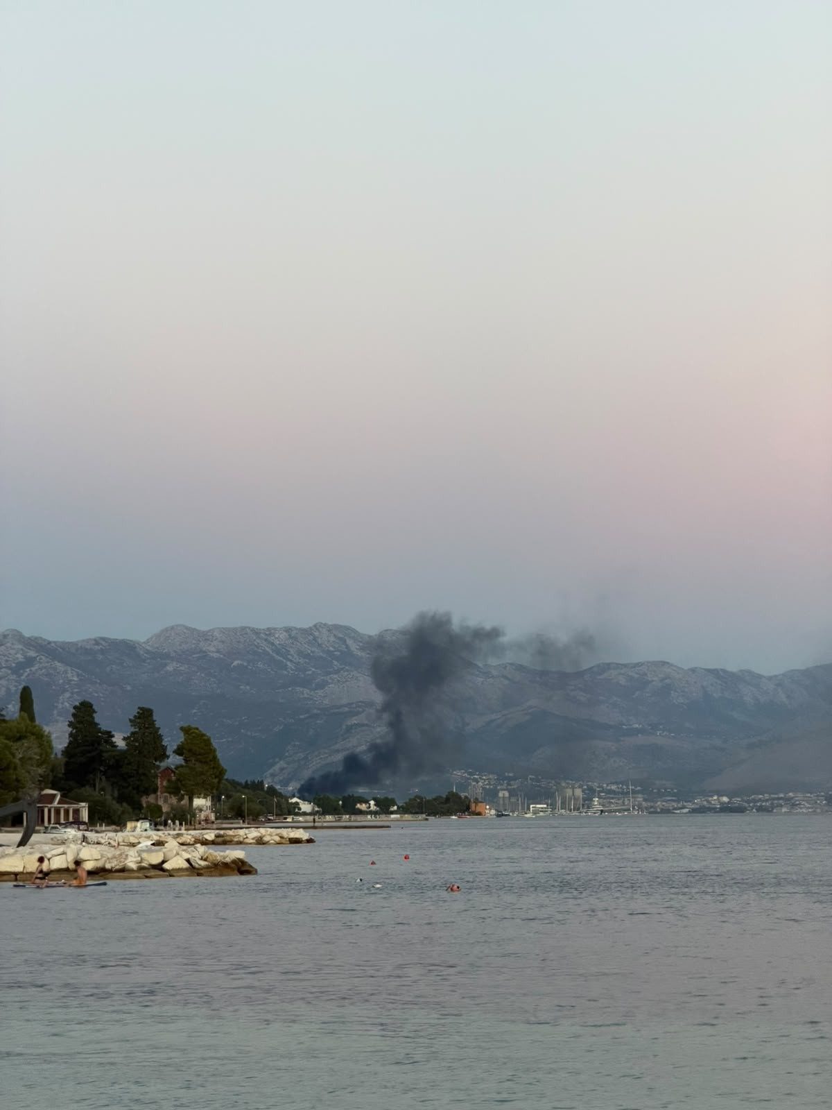 Gori u Kaštel Sućurcu
