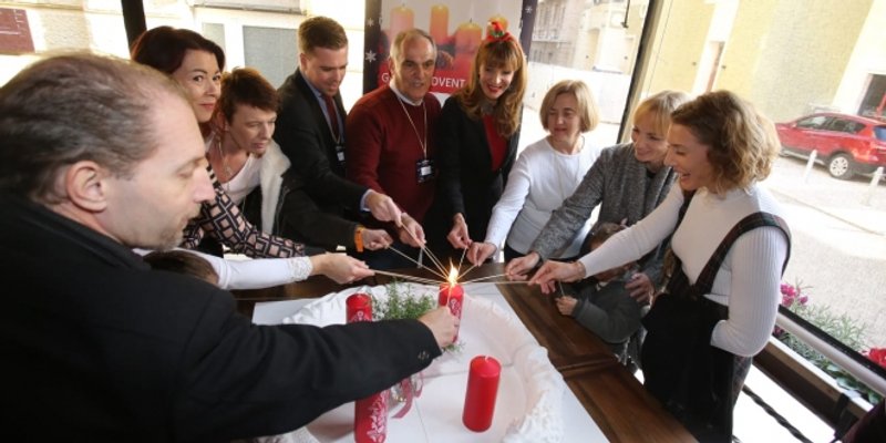 NOVINARI PORTALA ZAPALILI PRVU SVIJEĆU 'Gastroadvent je jedna od najljepših priča u ovo vrijeme'