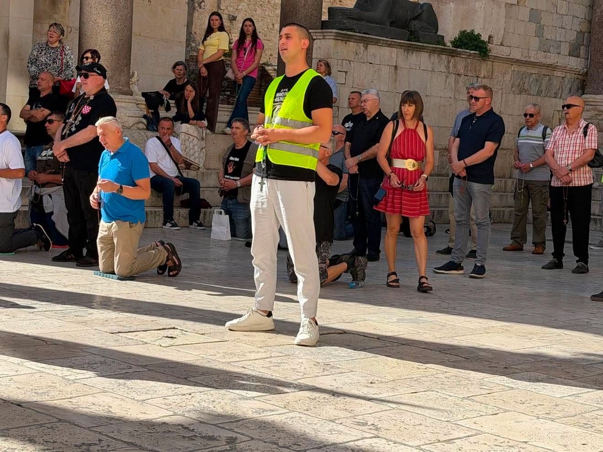 Poremetila koncept: Turistkinja u haljinici na koljenima uz molitelje