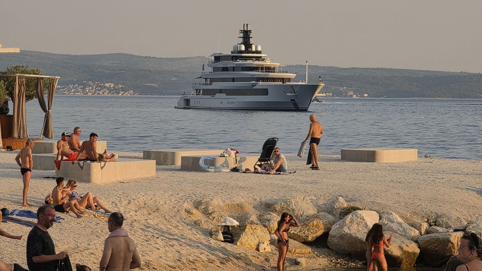 FOTOGALERIJA Pogledajte kako izgleda jahta od 180 milijuna eura usidrena ispred Trstenika
