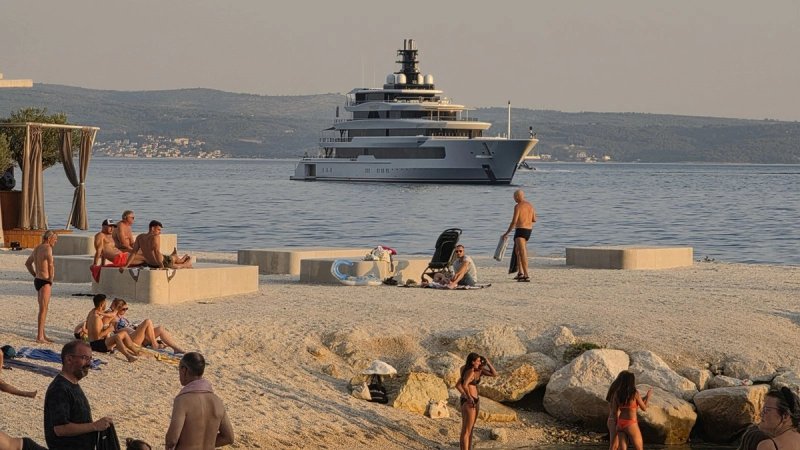 FOTOGALERIJA Pogledajte kako izgleda jahta od 180 milijuna eura usidrena ispred Trstenika