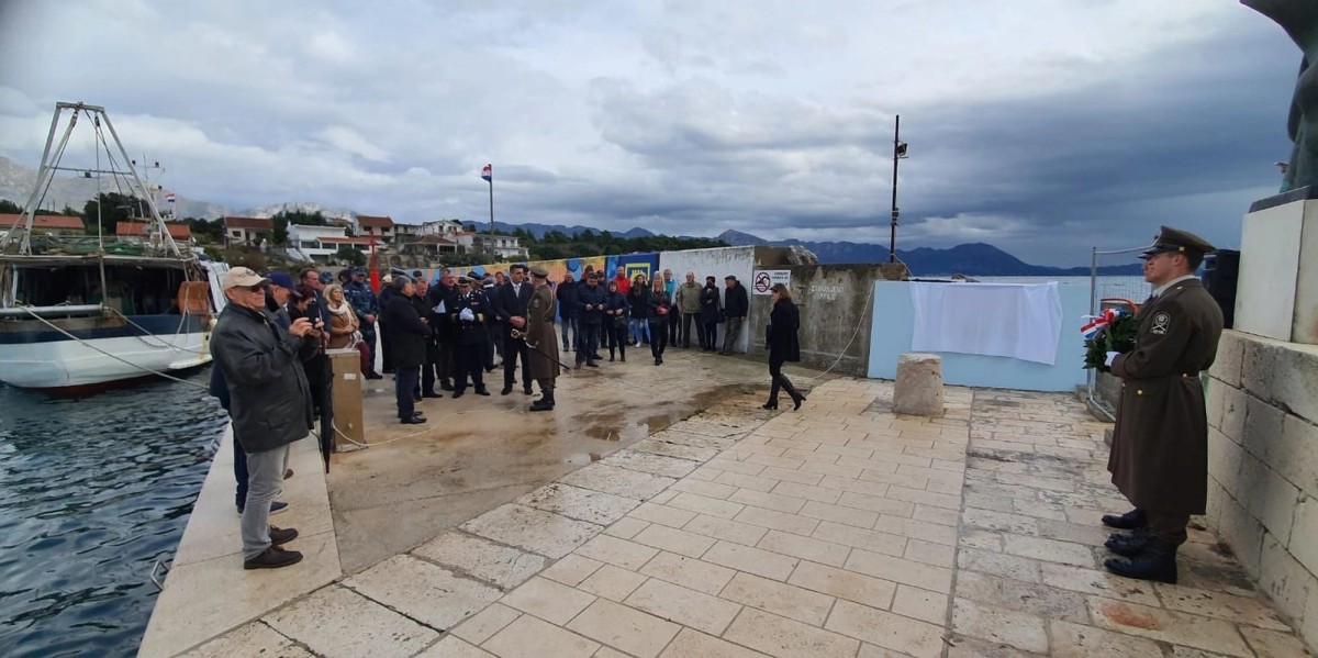 Trajektno pristanište u Sućurju