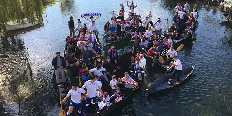 Navijači zapjevali s hajdukovcima na snimanju kalendara za 2017. godinu!