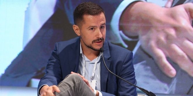 KOMUNIKACIJSKI STRUČNJAK 'Veleposlanici nam na dužnosti umiru od starosti, razbolijevaju se čekajući zamjenu, a baba se češlja'