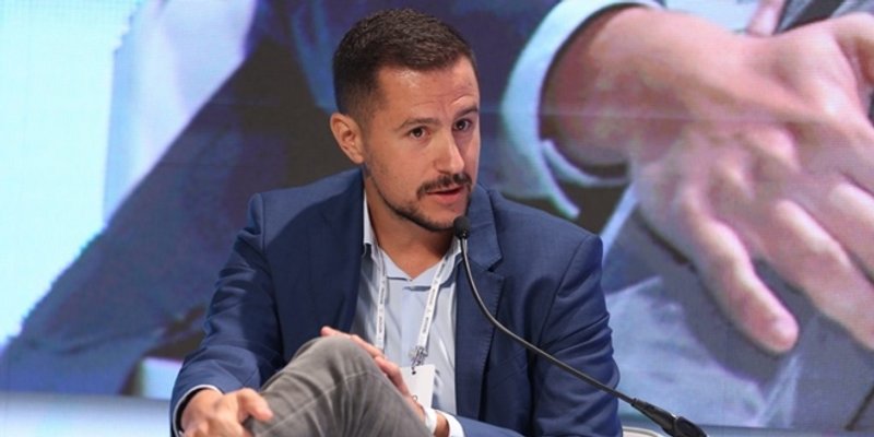 KOMUNIKACIJSKI STRUČNJAK 'Veleposlanici nam na dužnosti umiru od starosti, razbolijevaju se čekajući zamjenu, a baba se češlja'