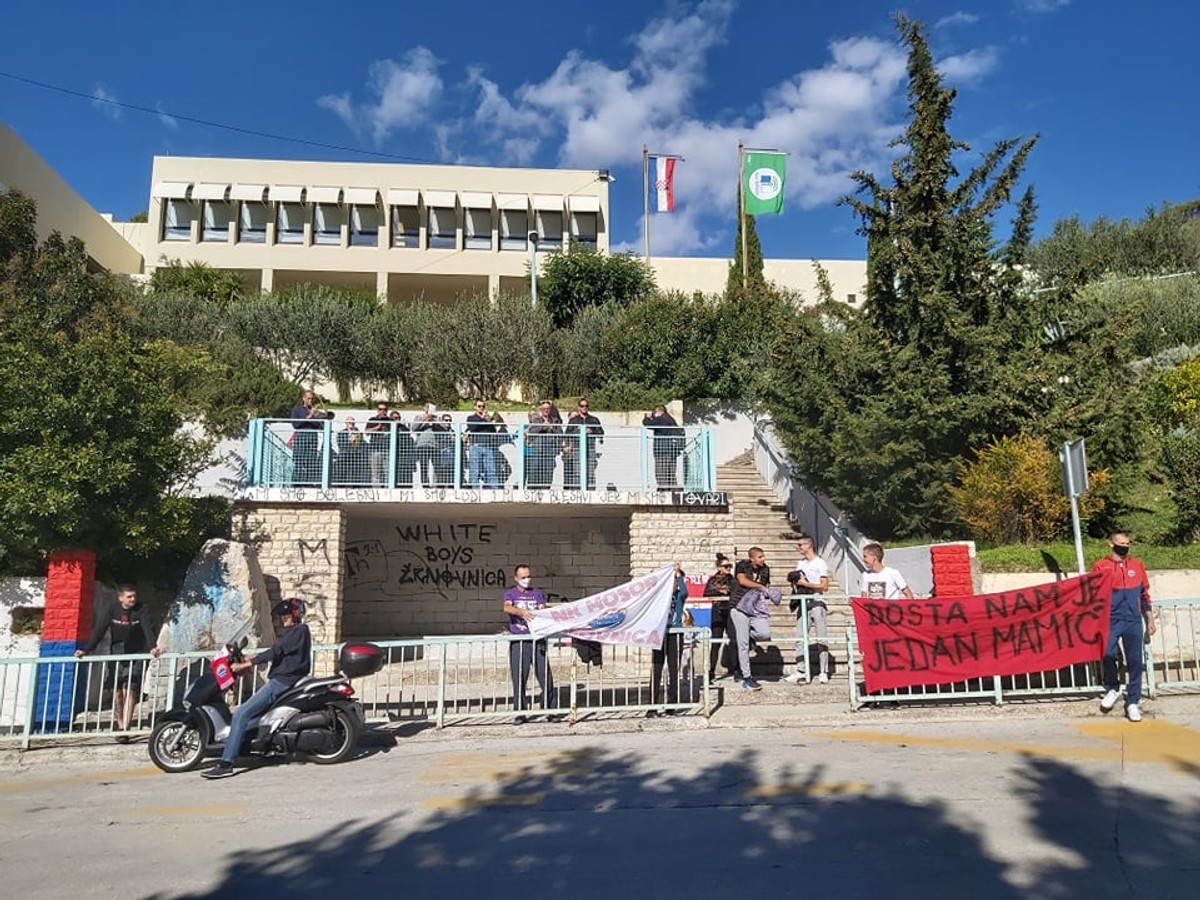 FOTO/VIDEO: VIŠE OD DERBIJA Navijači nose transparent 'dosta nam je jedan Mamić'
