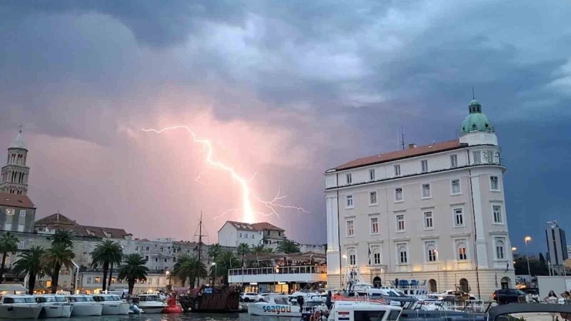 Od rekordnih 39,5 °C do spektakla na nebu: Pogledajte munje koje su osvijetlile Split