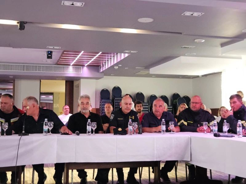Plenković u Omišu s vatrogascima i policijom