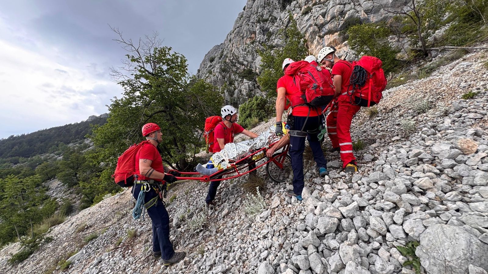Teško ozlijeđeni planinar spašen na Biokovu nakon višesatne akcije HGSS-a