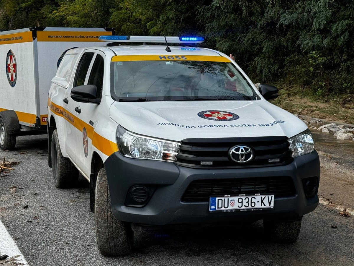NAKON SMRTONOSNE POPLAVE: HGSS-ovci stigli do Jablanice. S njima je i potražni pas Zara