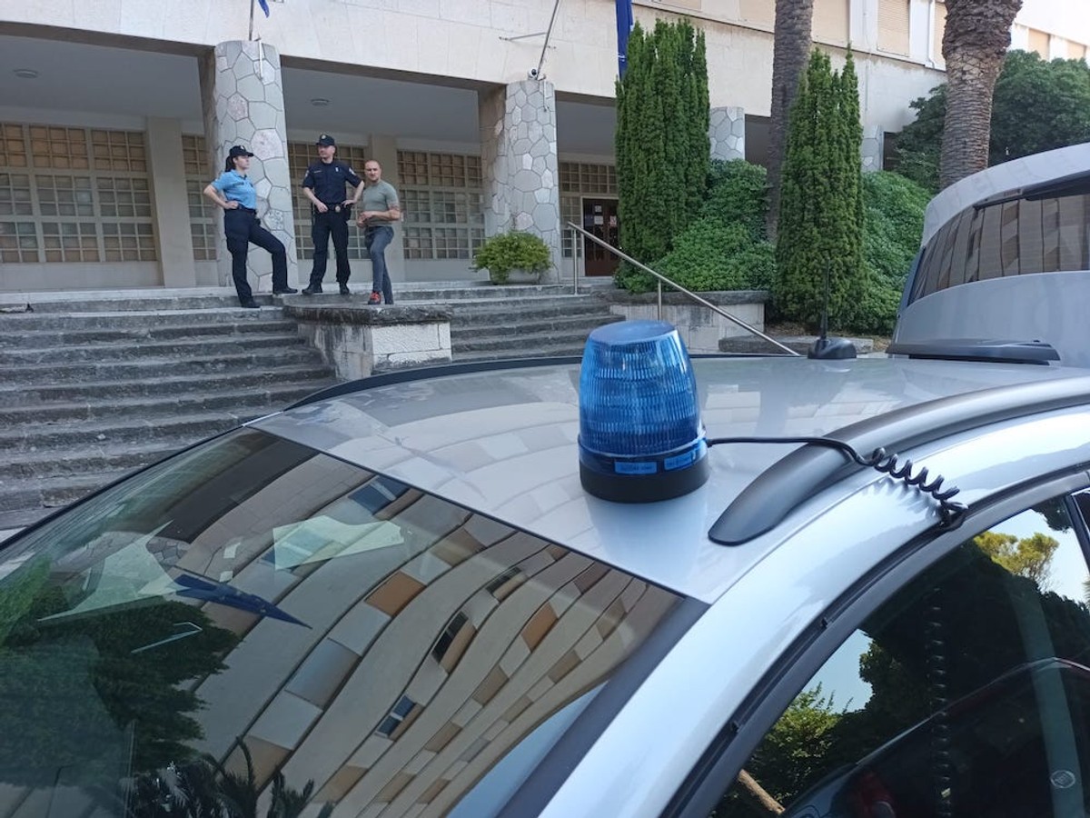 Dojava o bombi u Banovini | foto: Veljko Martinović