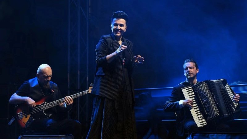 Komedija 'Tvorničke postavke', koncert Amire Medunjanin, Pričigin, cabaret - sve to uskoro u Trogiru