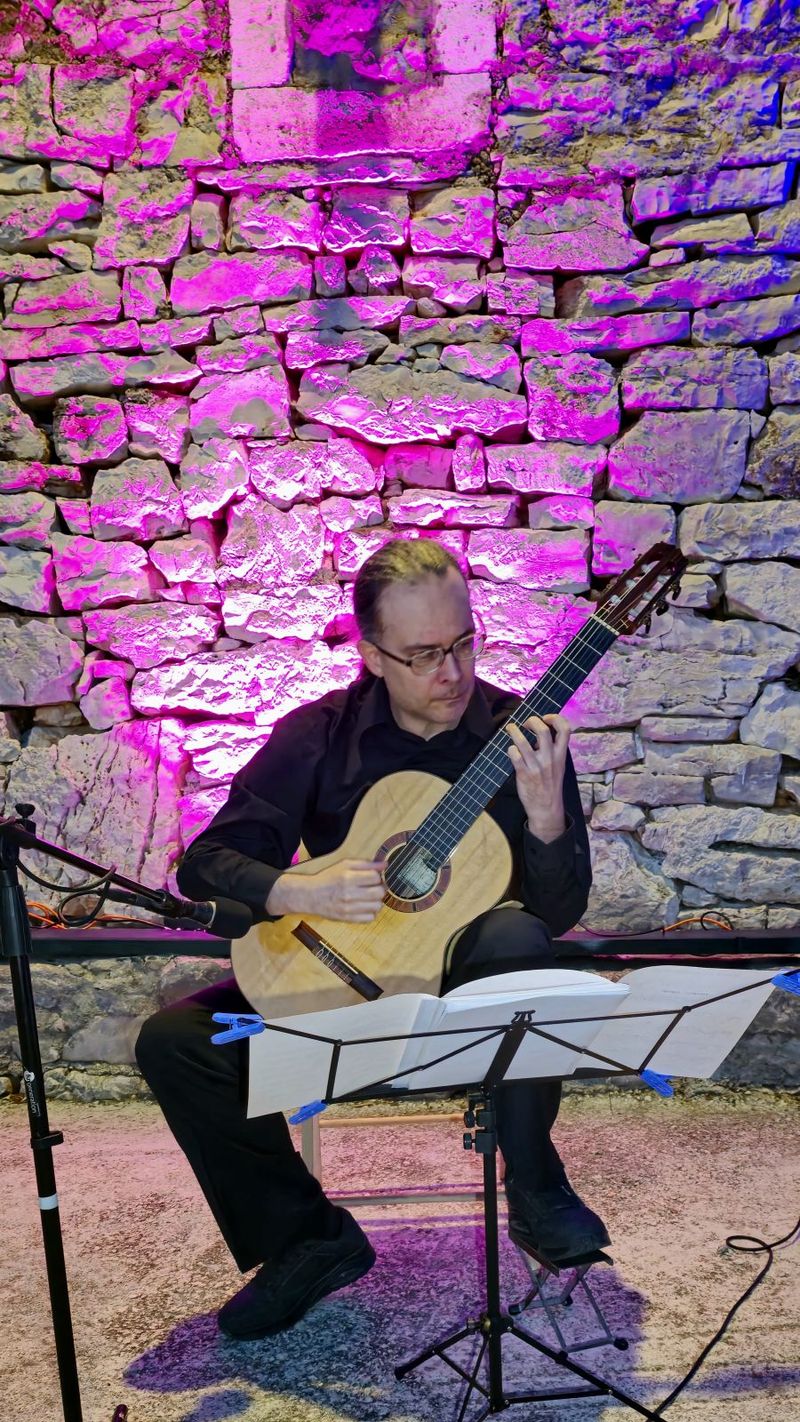FOTOGALERIJA Koncert Nevena Hrustića oduševio publiku na povijesnom Brcu u Velom Drveniku
