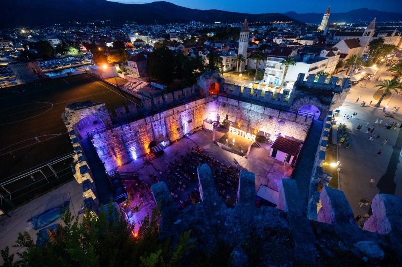Nastavlja se ljetni program u Trogiru, slijedi koncert Željka Samadržića