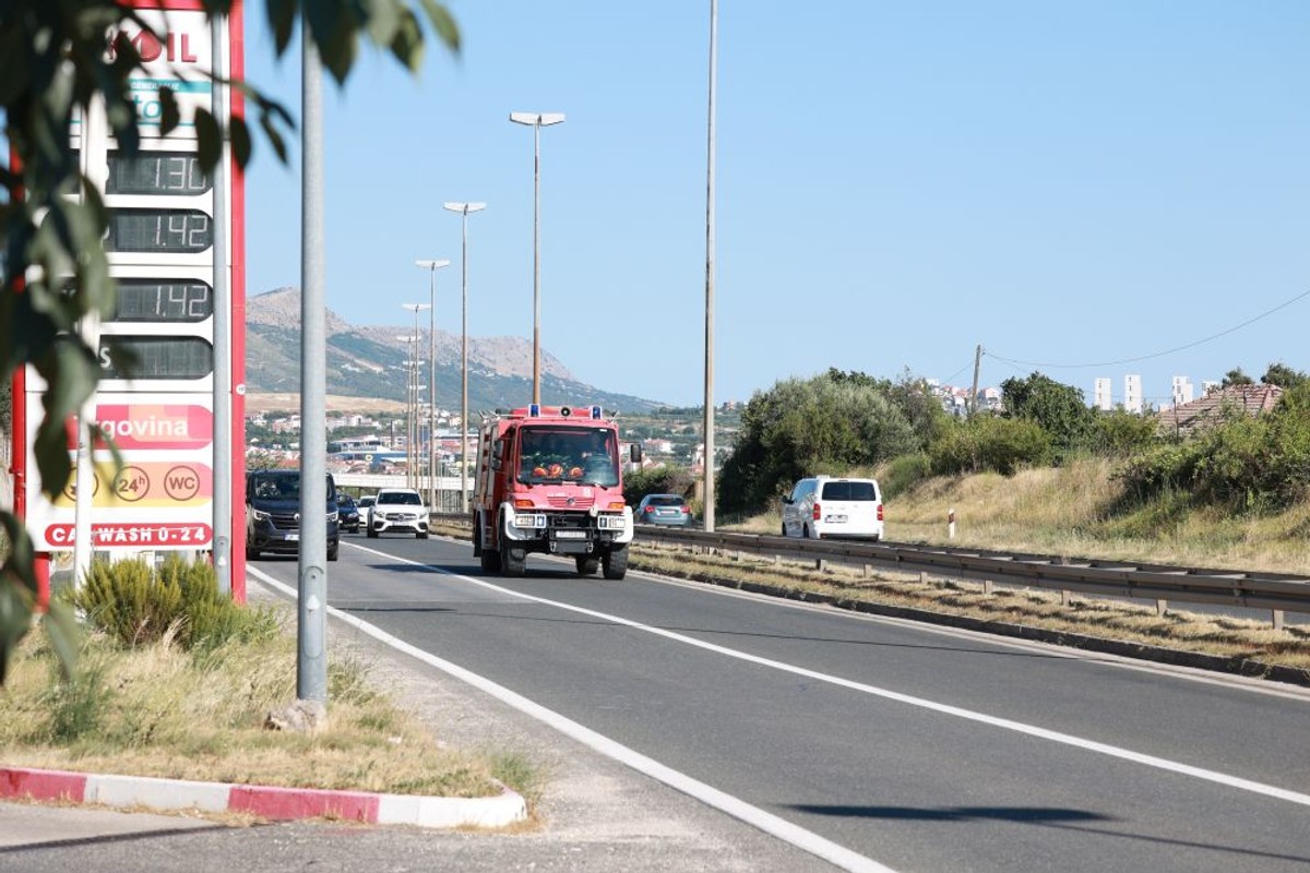 Požar iznad Kaštela | foto: Bogdan Klarić