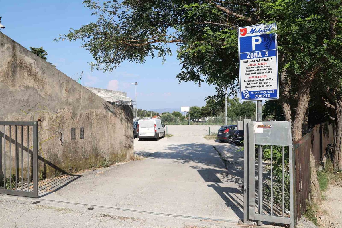 Ljetni režim parkiranja u Makarskoj: Stanari dobivaju povlaštene karte, otvaraju se nova parkirališta