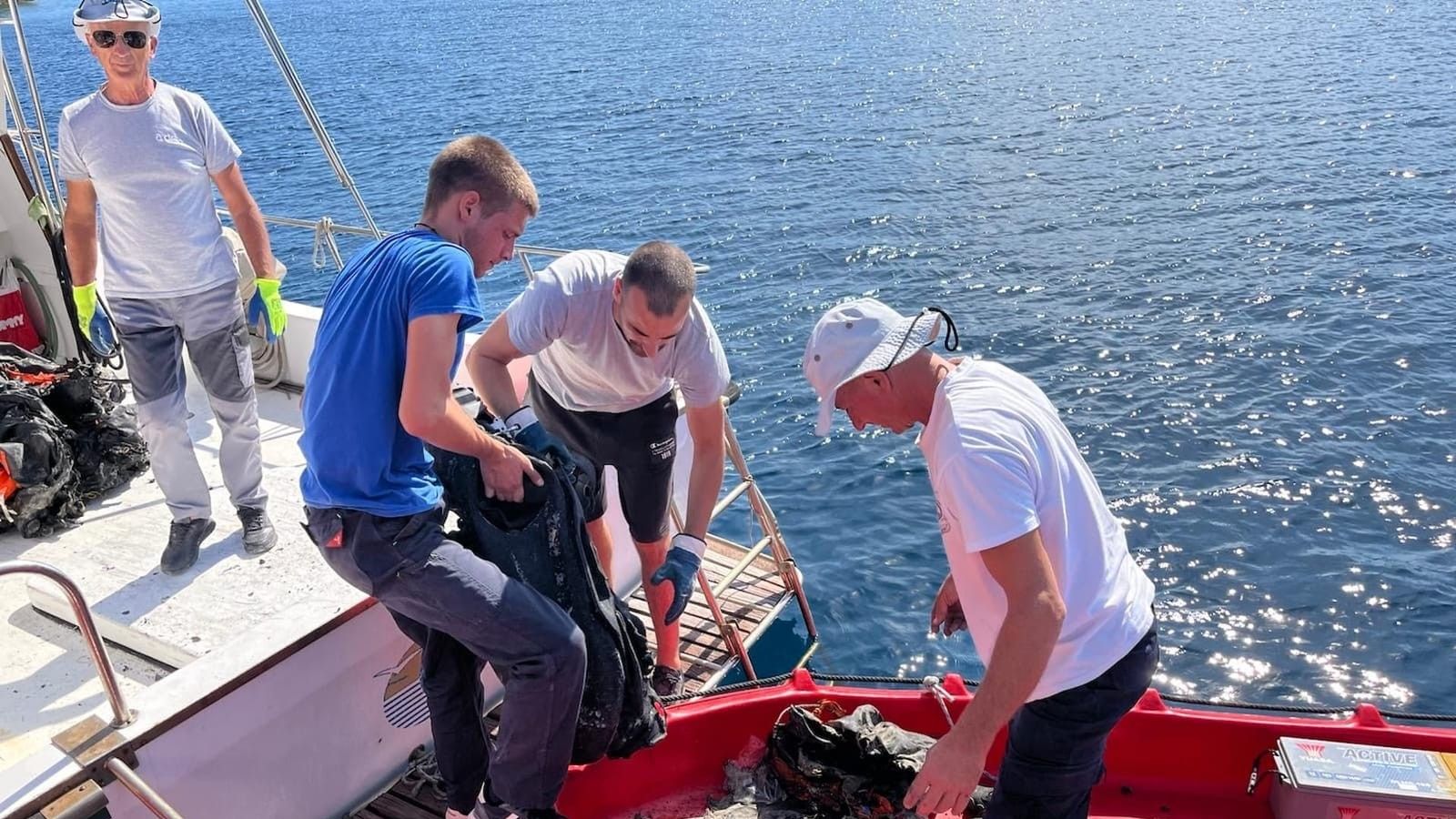FOTO: 40-ak ljudi iz mora uklanjalo ostatke katamarana koji je progutao požar, zaronila i županijska pročelnica