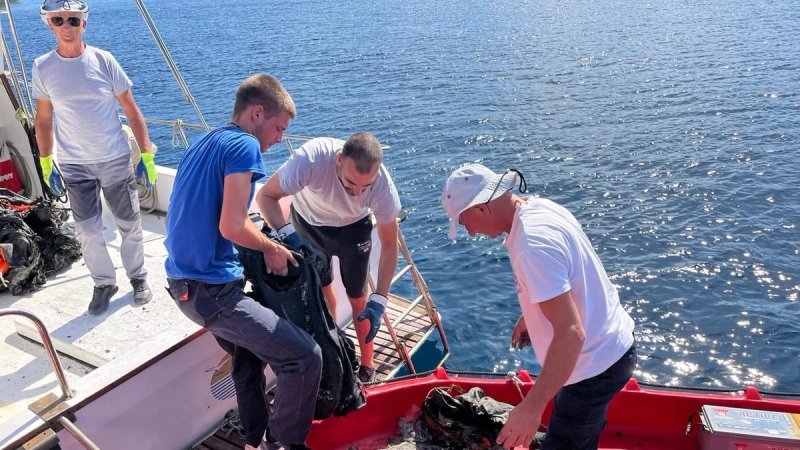 FOTO: 40-ak ljudi iz mora uklanjalo ostatke katamarana koji je progutao požar, zaronila i županijska pročelnica