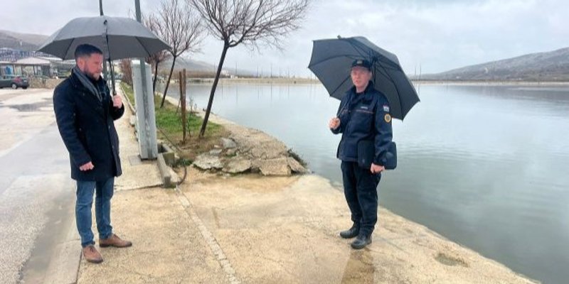 Poplava pogodila i Pag: 'Molimo građane da premjeste vozila s ugroženih lokacija'