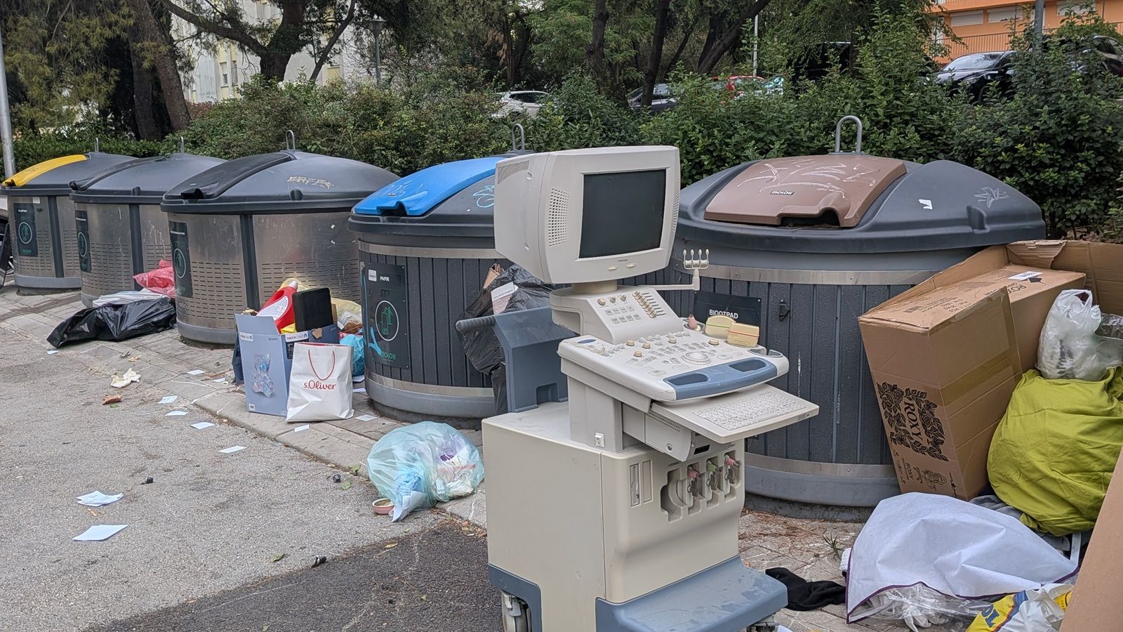 FOTO-UBOD Nadrealno! Netko je kraj kanti ostavio aparat za ultrazvuk