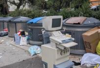FOTO-UBOD Nadrealno! Netko je kraj kanti ostavio aparat za ultrazvuk