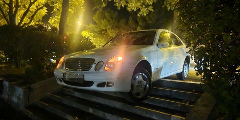 Požurio na Severinin koncert pa 'parkirao' na skale