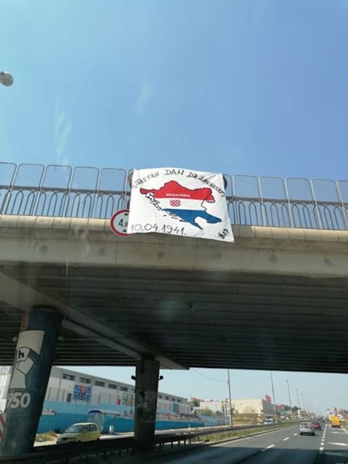 DESETI TRAVNJA Pogledajte koja je poruka istaknuta na ulazu u Split