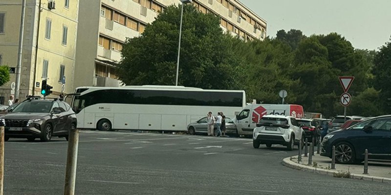 PROMETNA U SPLITU Sudar tri vozila na križanju Ulice slobode i Ulice kralja Zvonimira