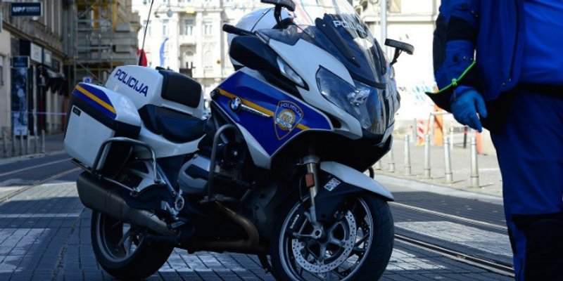 TRAGIČAN KRAJ Policajka koja je službenim motociklom usmrtila pješaka na autocesti podlegla ozljedama