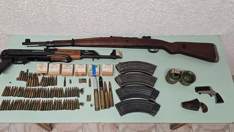 Osoba dragovoljno predala dvije puške, dva pištolja, ručnu bombu i 321 komad streljiva