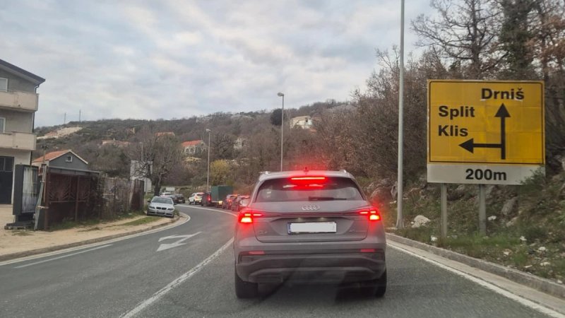 Vozači ogorčeni: Satima u koloni do Splita, policija radi sve što je u njihovoj moći