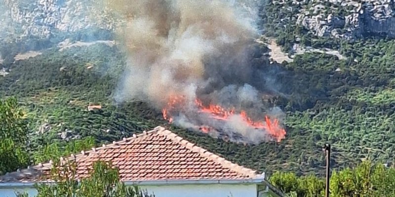 Vatra u Kaštel Sućurcu progutala 25 hektara borove šume