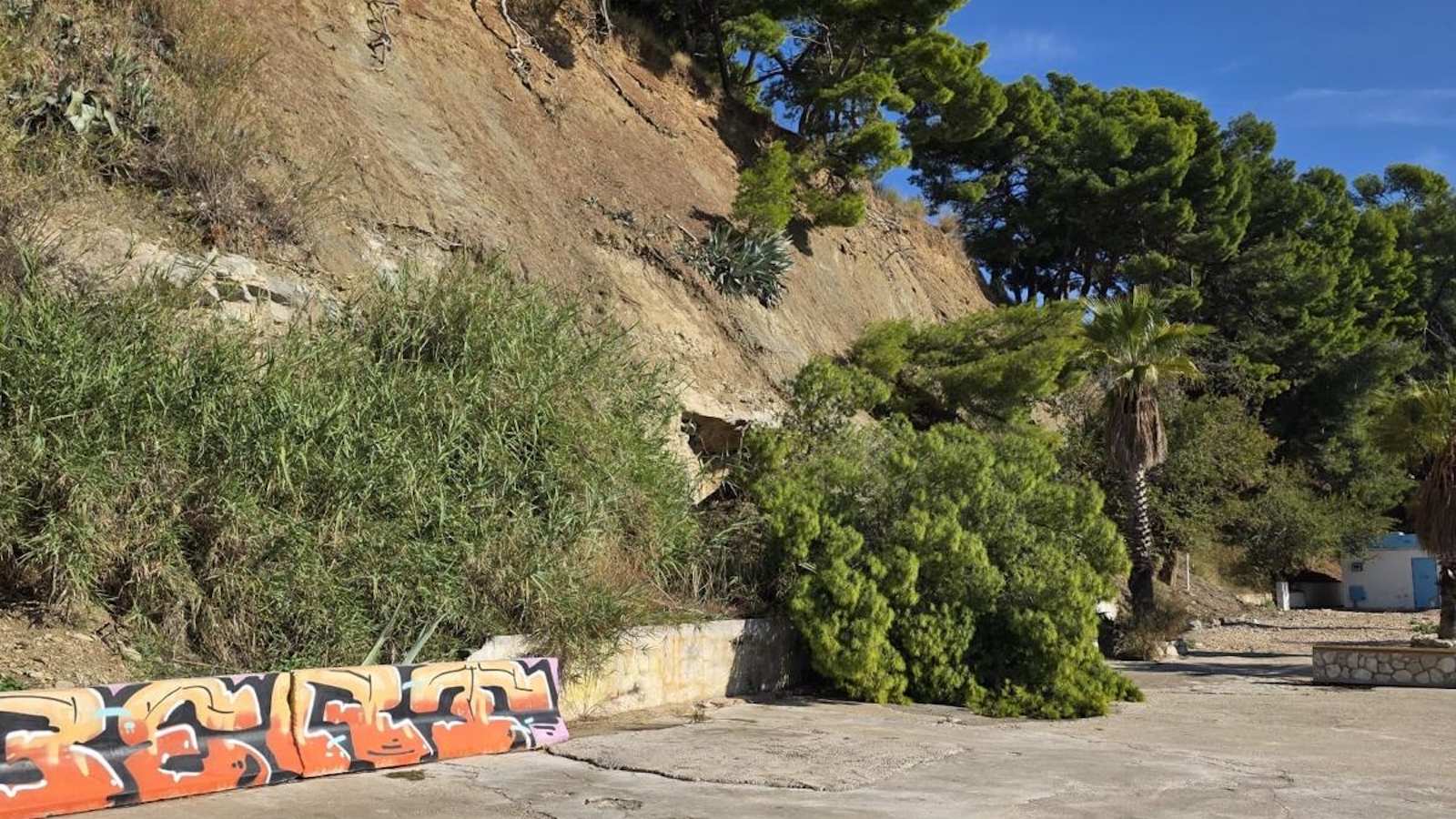 FOTO/VIDEO Problemi zbog obilnih kiša na splitskoj plaži: Odronio se dio pokosa na Kašteletu