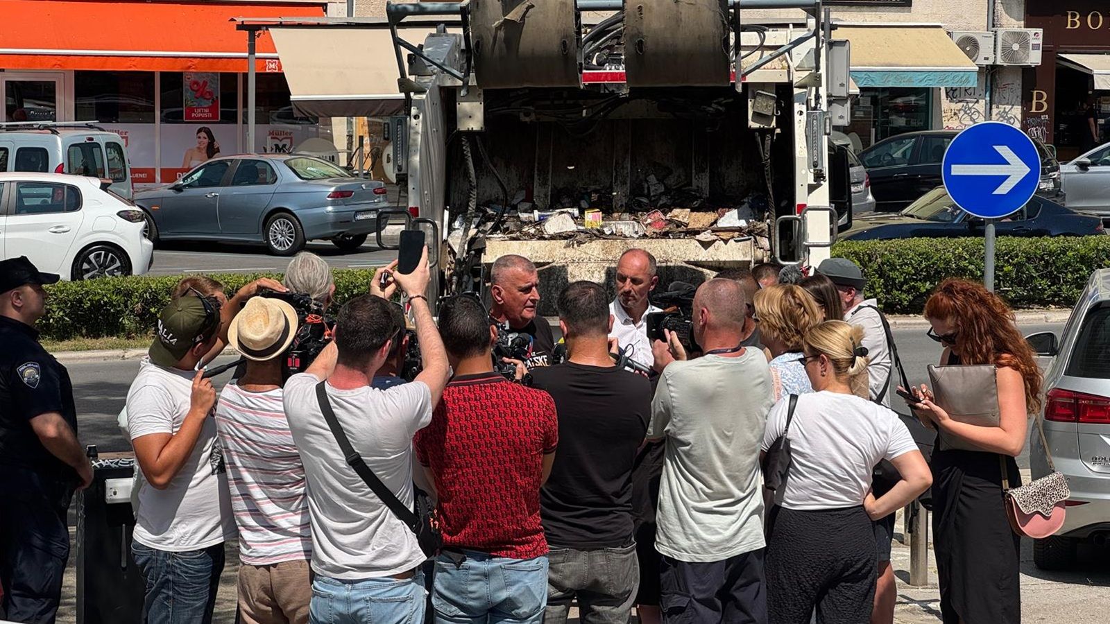 FOTO/VIDEO Bulj s kamionom smeća stigao pred Županiju